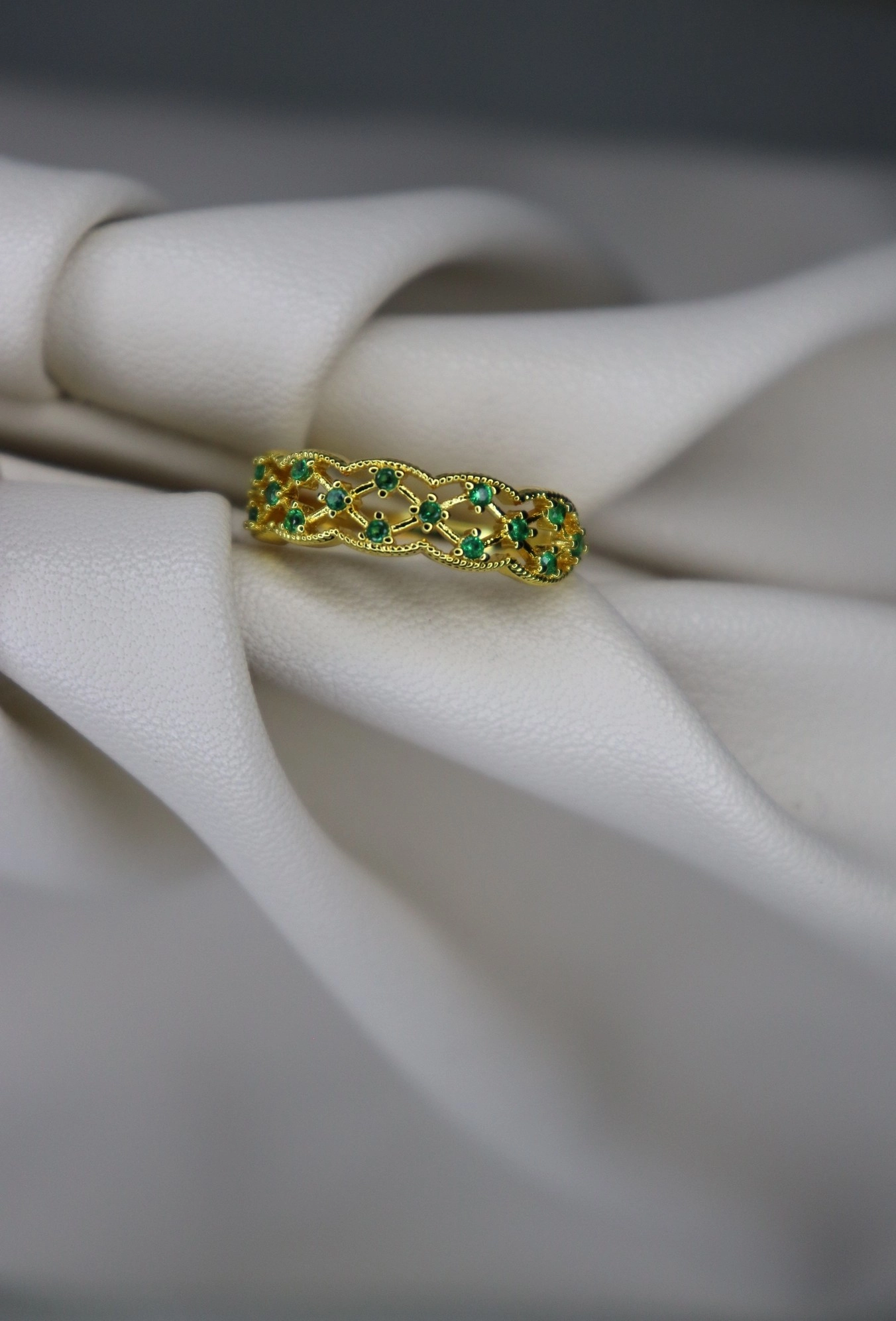 Zümrüt Işıltısı – Altın Kaplama Yeşil Taşlı Yüzük