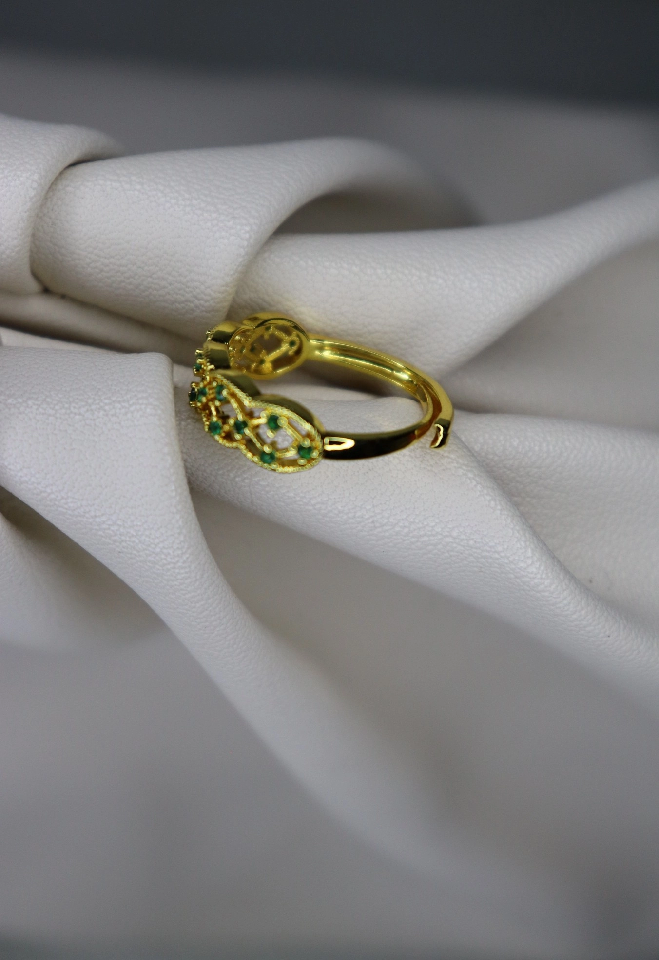 Zümrüt Işıltısı – Altın Kaplama Yeşil Taşlı Yüzük