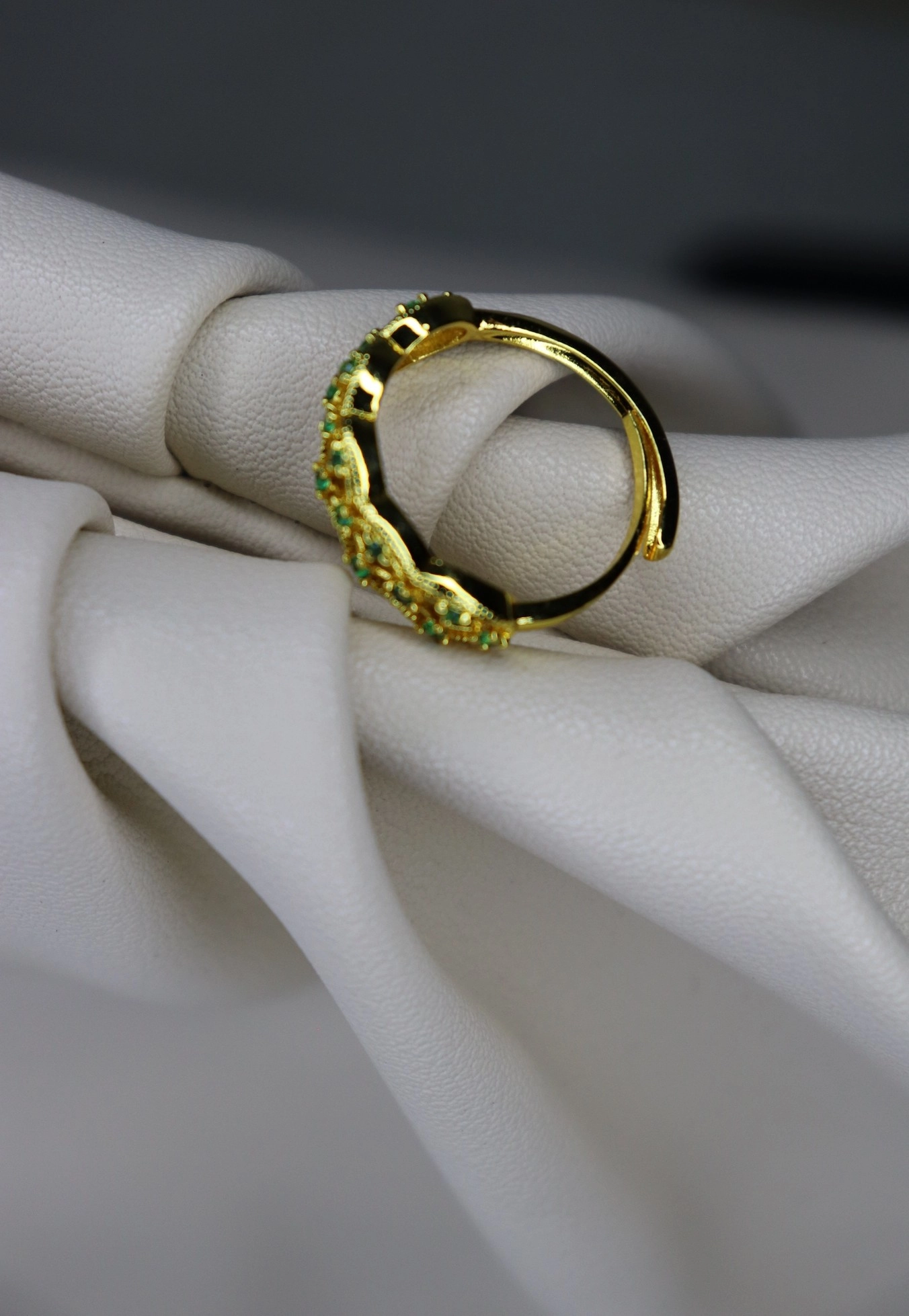 Zümrüt Işıltısı – Altın Kaplama Yeşil Taşlı Yüzük