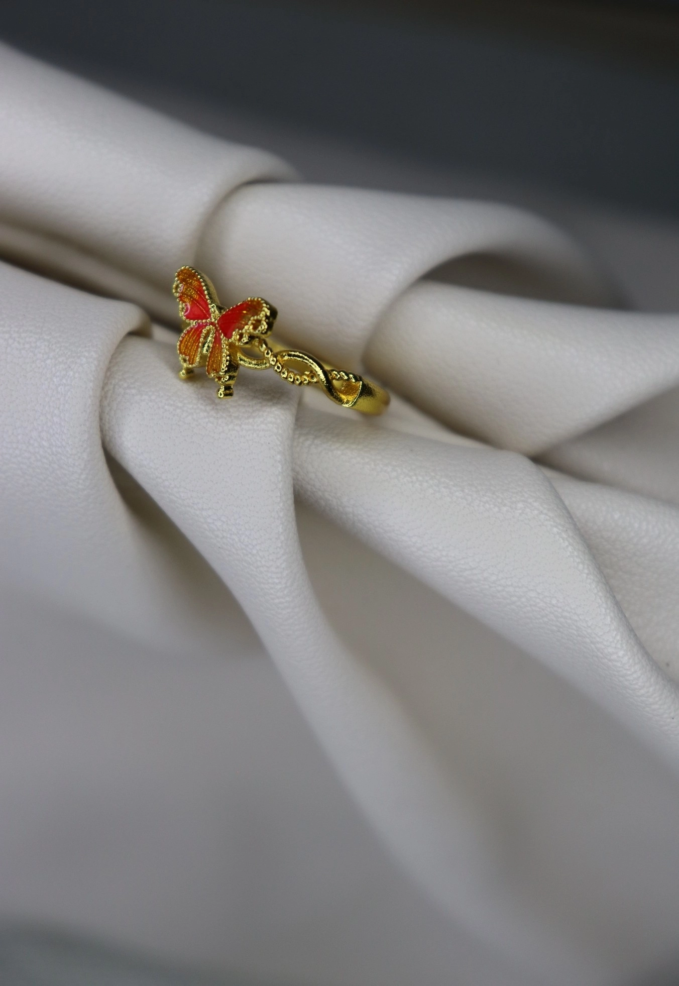Alev Kanat – Altın Kaplama Kırmızı Turuncu Kelebek Yüzük