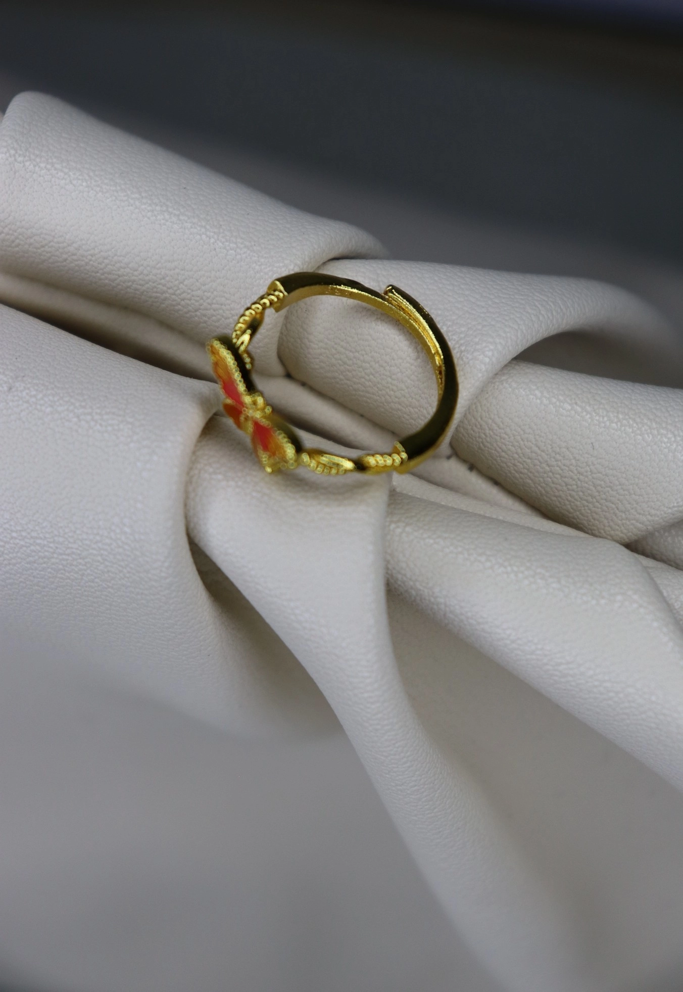 Alev Kanat – Altın Kaplama Kırmızı Turuncu Kelebek Yüzük