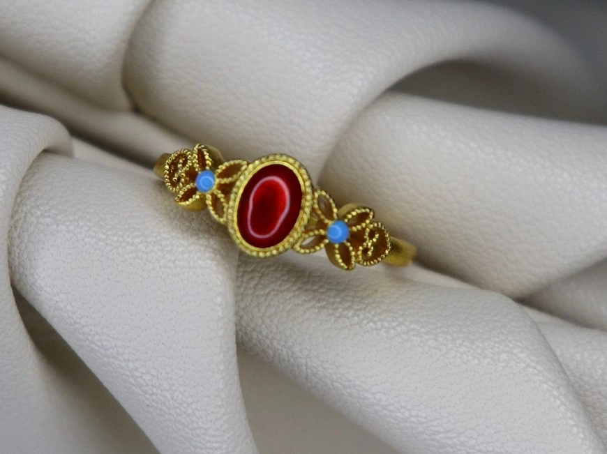 Kırmızı Taşlı Altın Kaplama Yüzük | Crimson Elegance