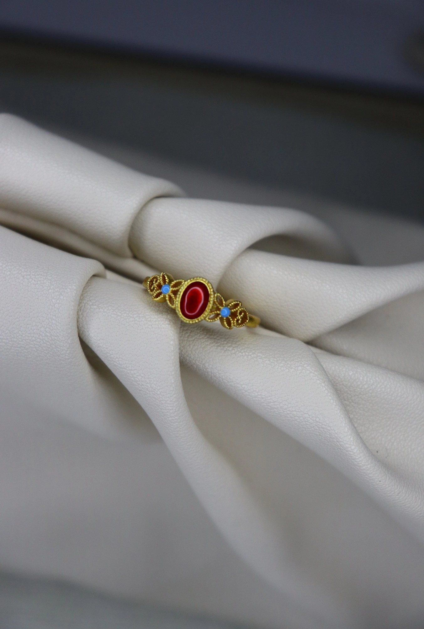 Kırmızı Taşlı Altın Kaplama Yüzük | Crimson Elegance