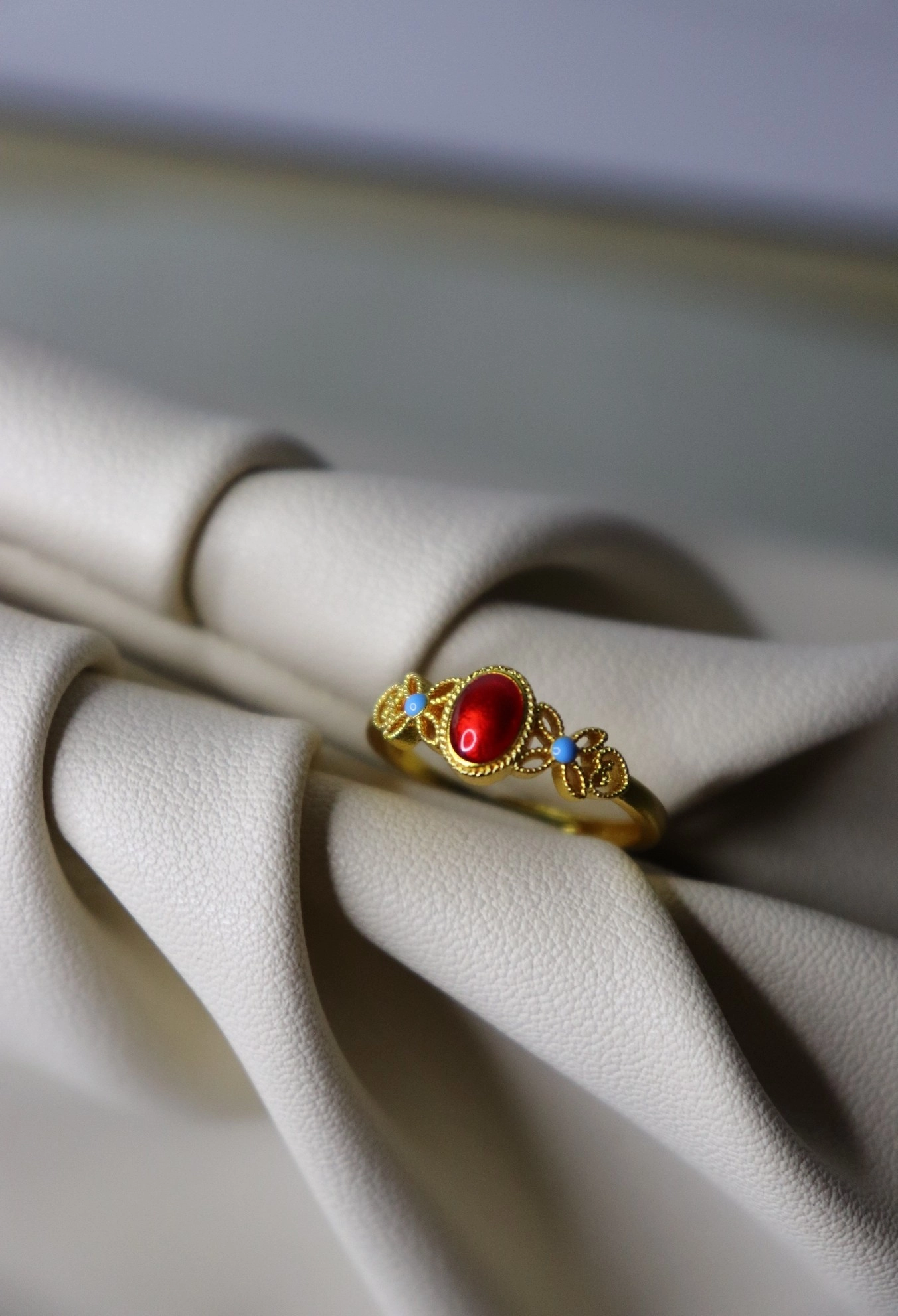 Kırmızı Taşlı Altın Kaplama Yüzük | Crimson Elegance