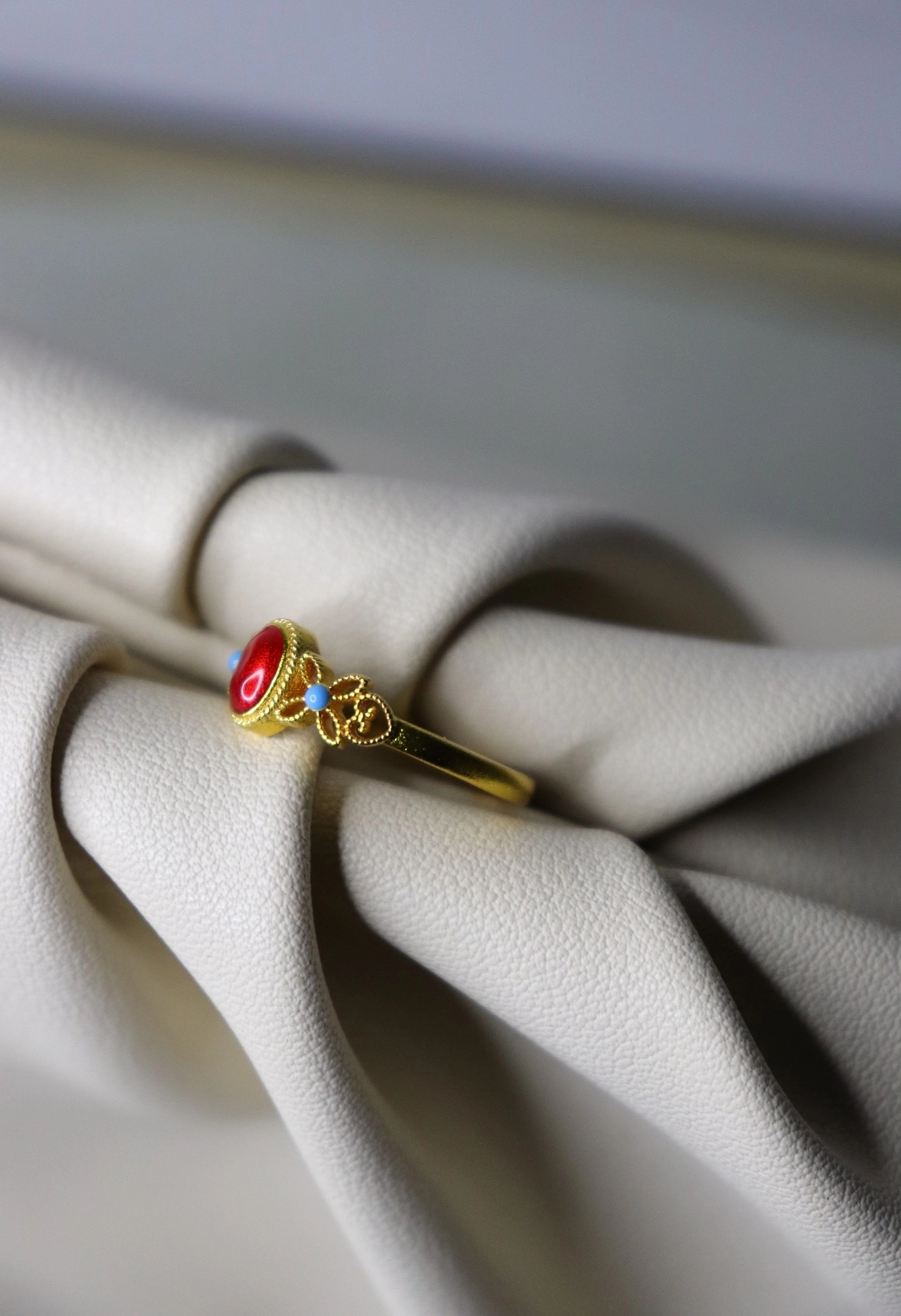 Kırmızı Taşlı Altın Kaplama Yüzük | Crimson Elegance