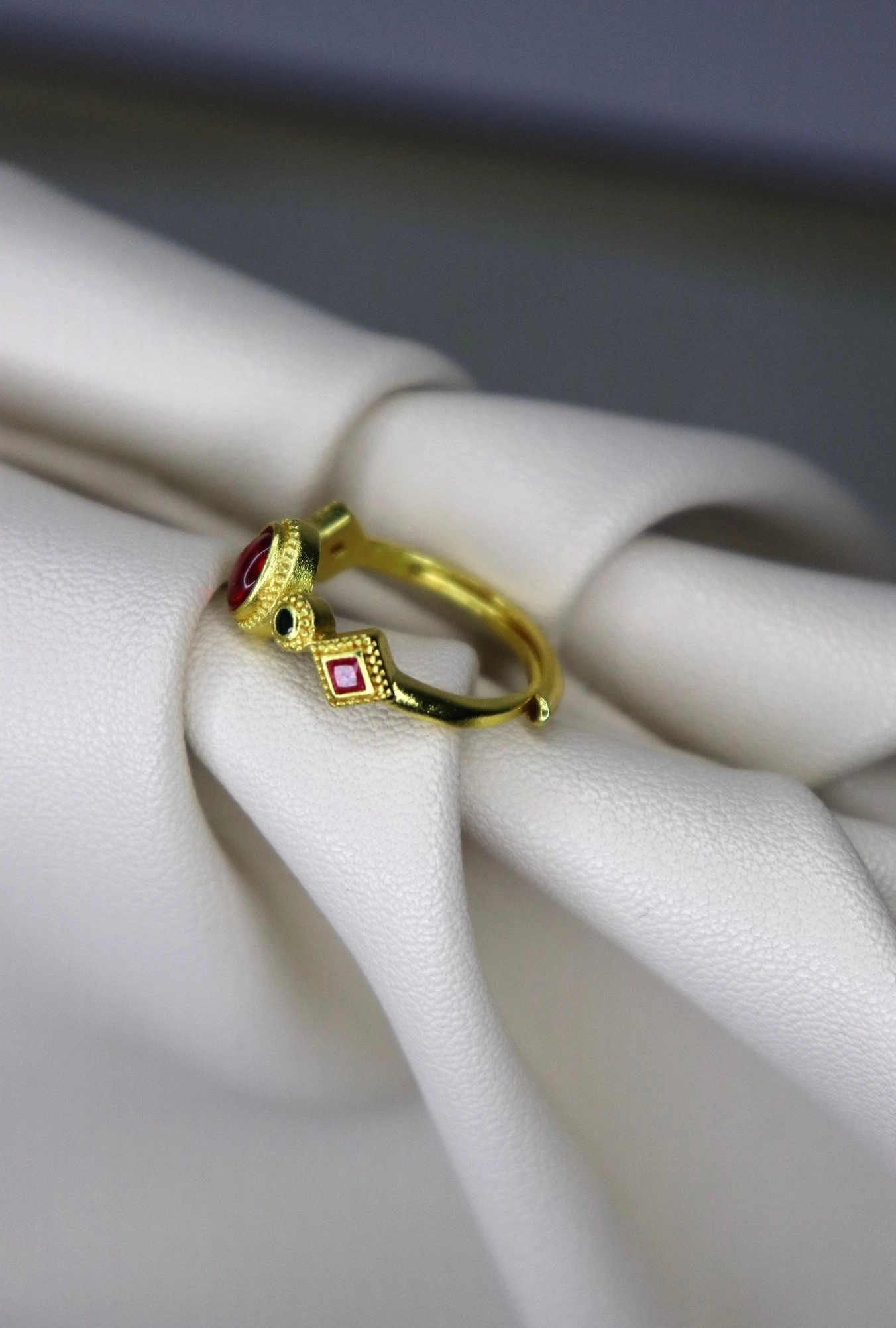 Imperial Ruby – Altın Kaplama Çok Taşlı Kırmızı Yüzük