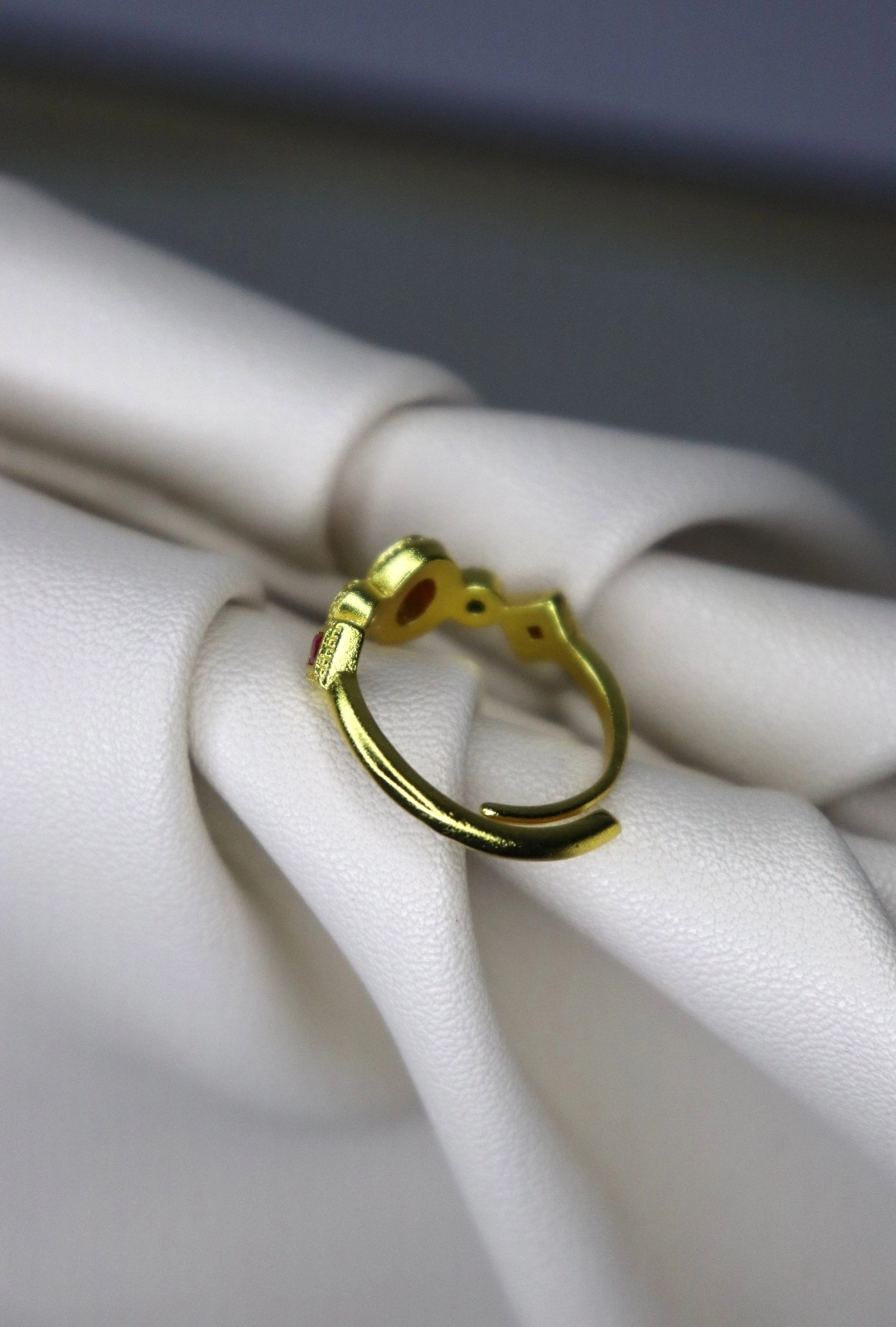 Imperial Ruby – Altın Kaplama Çok Taşlı Kırmızı Yüzük