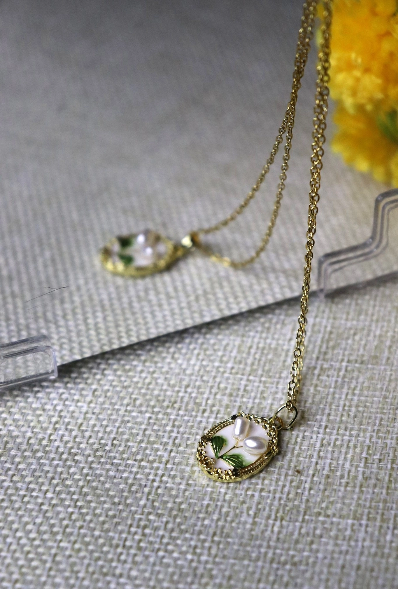 Gold Zincir İncili Beyaz Zemin Çiçek Tasarım Madalyon Çelik Kolye