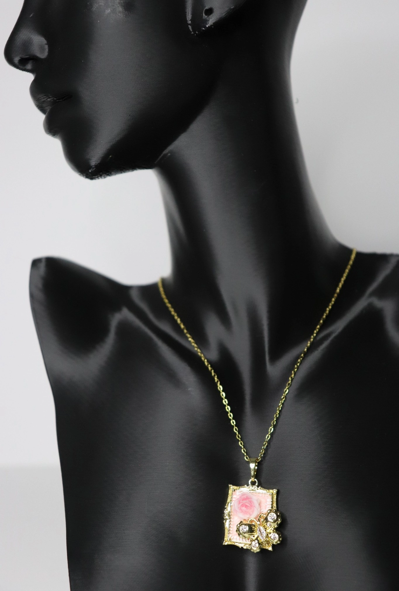 Zircon Taşlı Çerçeveli Gül Kabartmalı Kelebek İşlemeli Pembe Kolye