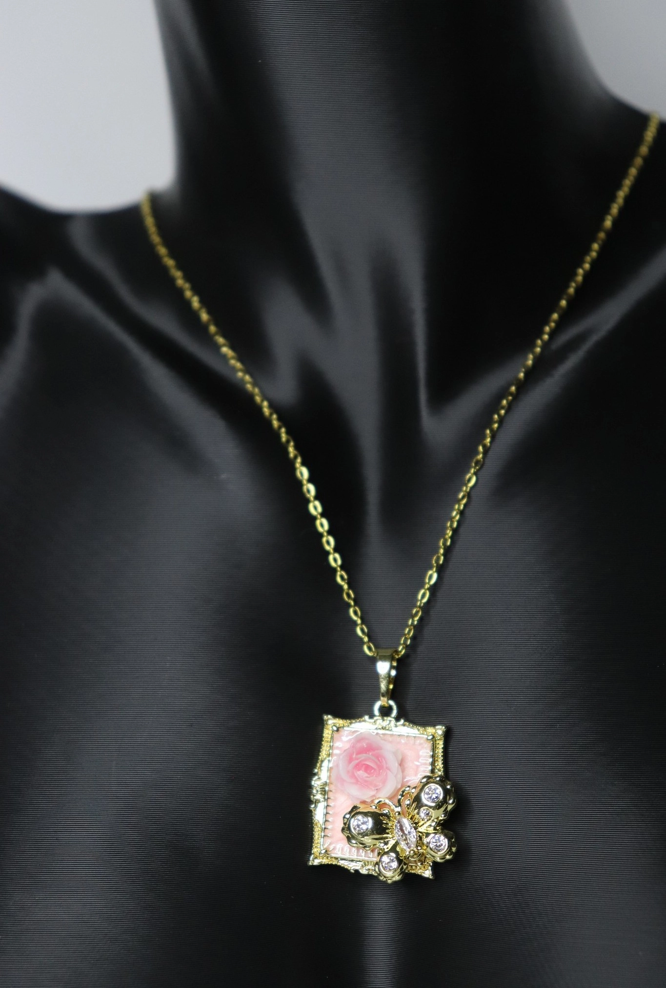 Zircon Taşlı Çerçeveli Gül Kabartmalı Kelebek İşlemeli Pembe Kolye