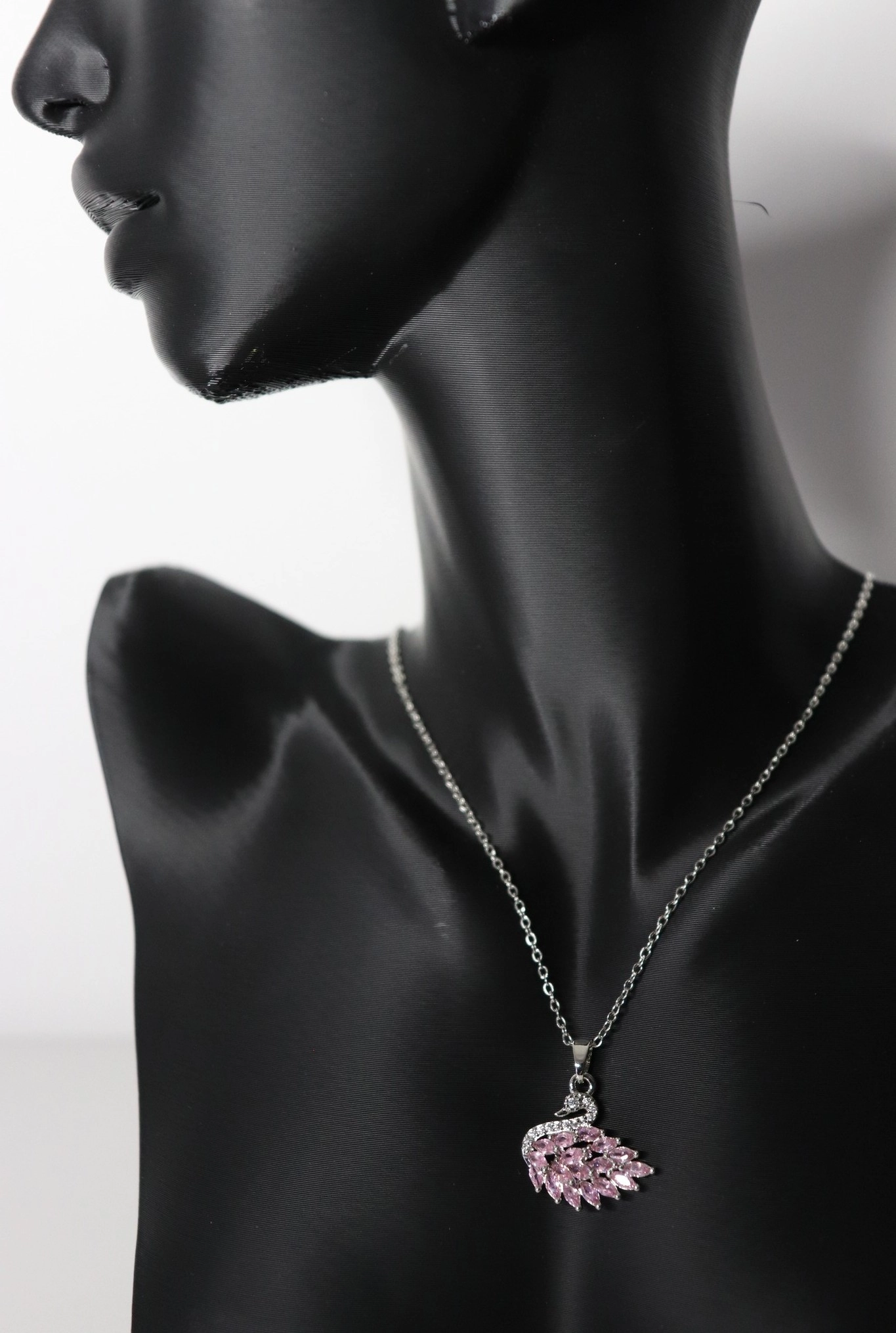 Kristal Taşlı Çelik Kuğulu Kolye