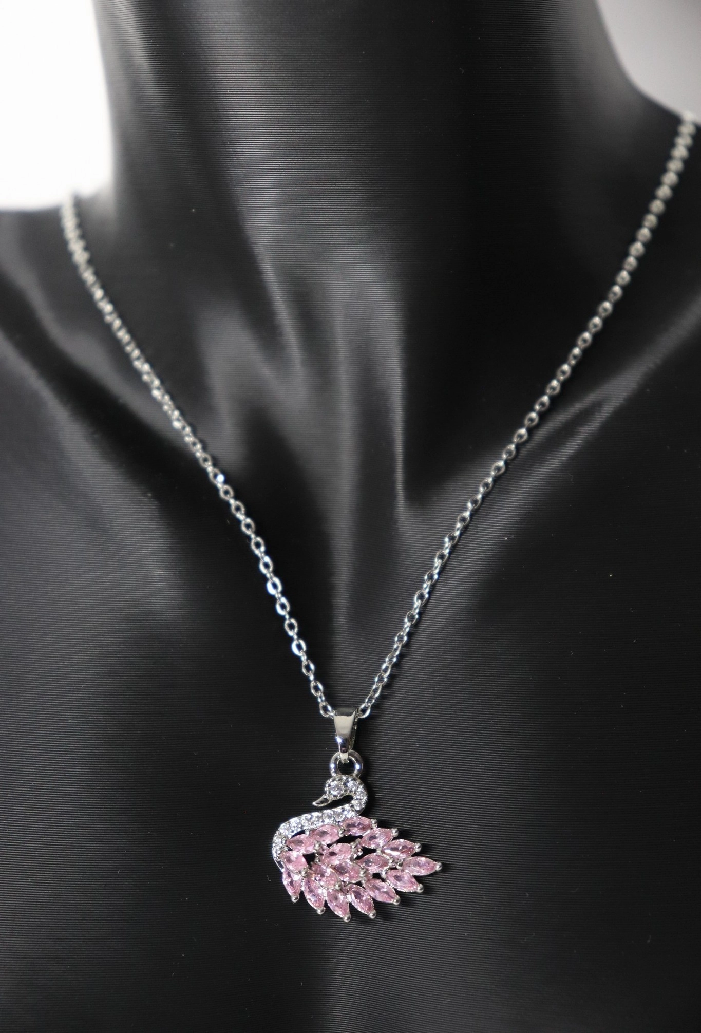 Kristal Taşlı Çelik Kuğulu Kolye