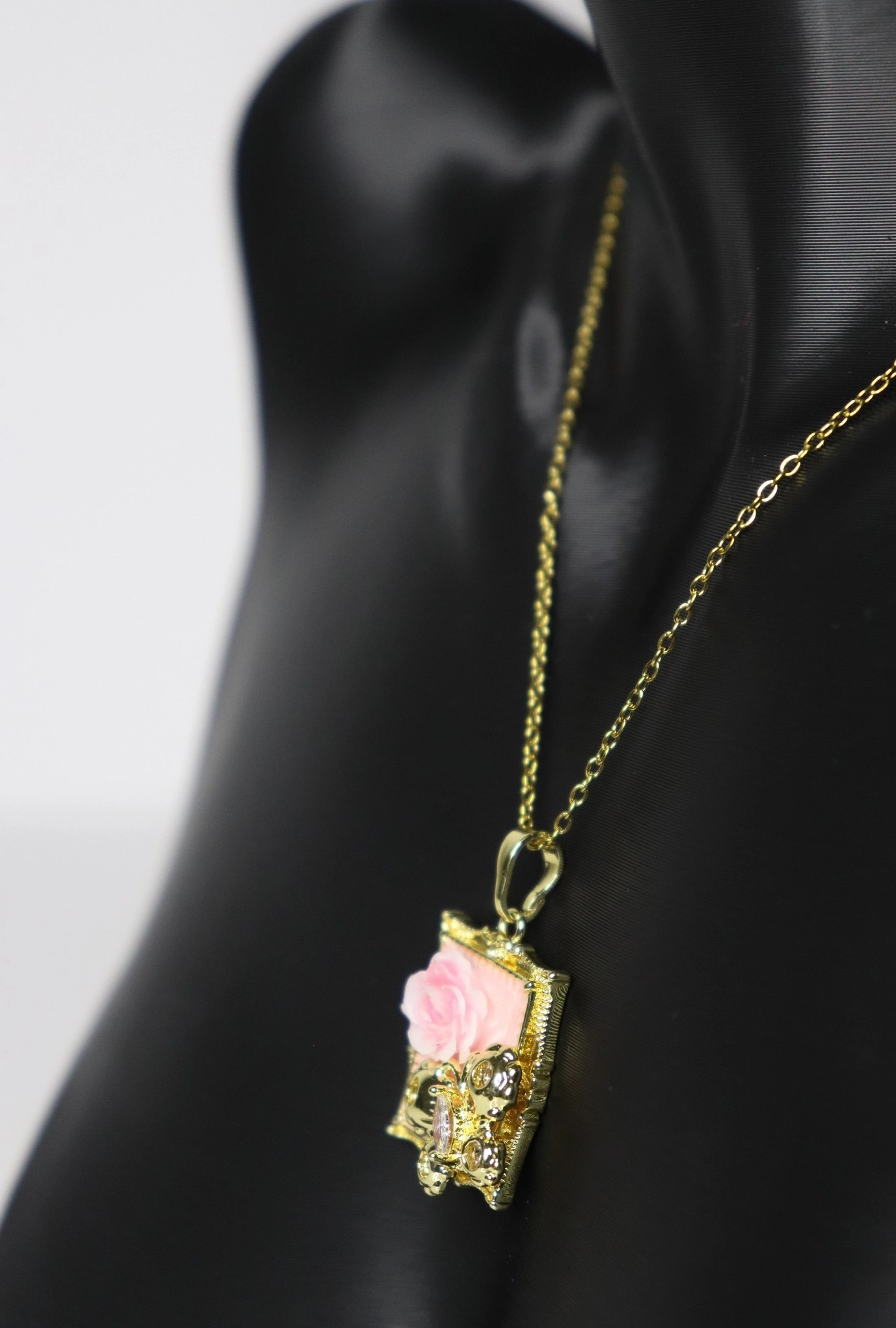 Zircon Taşlı Çerçeveli Gül Kabartmalı Kelebek İşlemeli Pembe Kolye