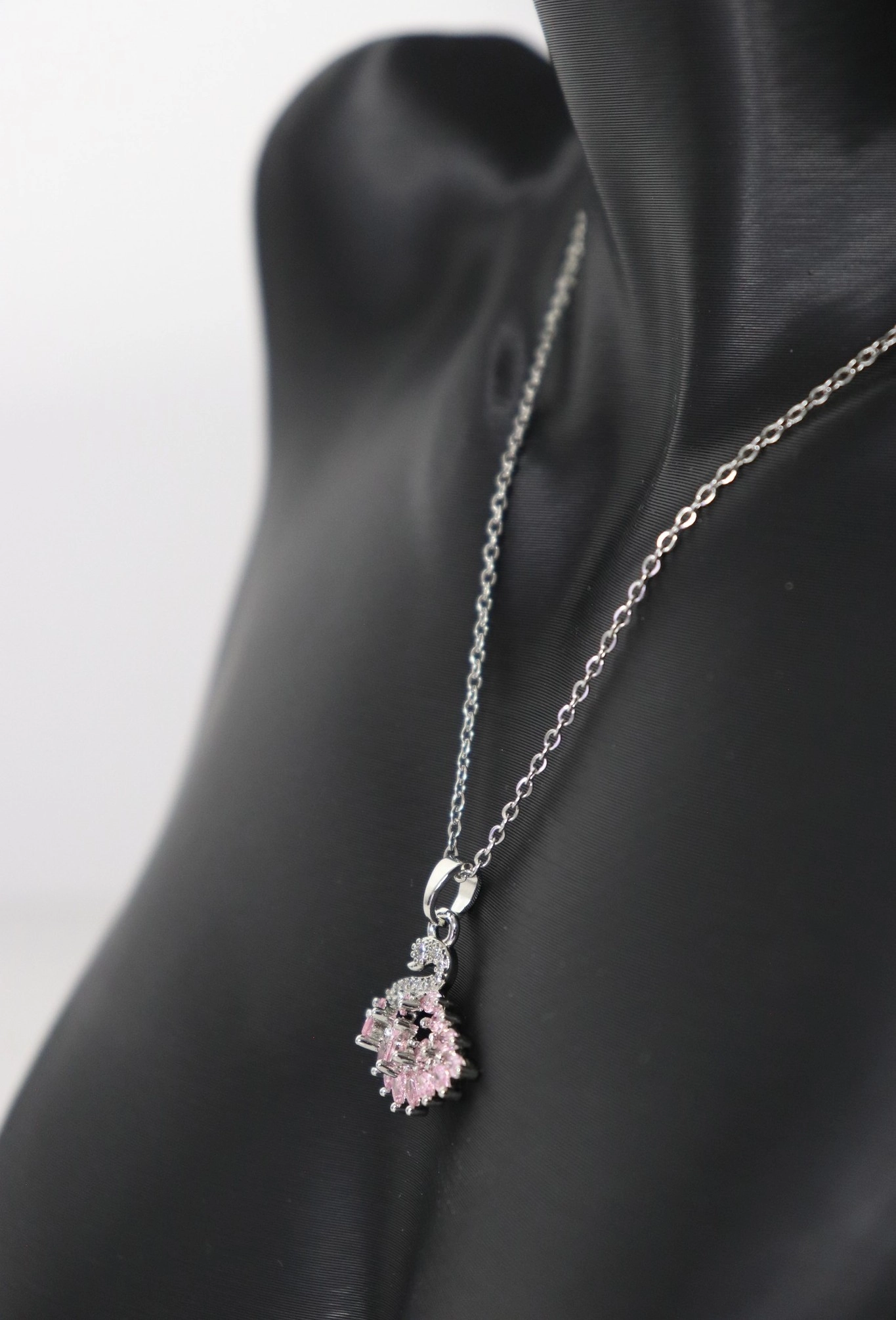 Kristal Taşlı Çelik Kuğulu Kolye