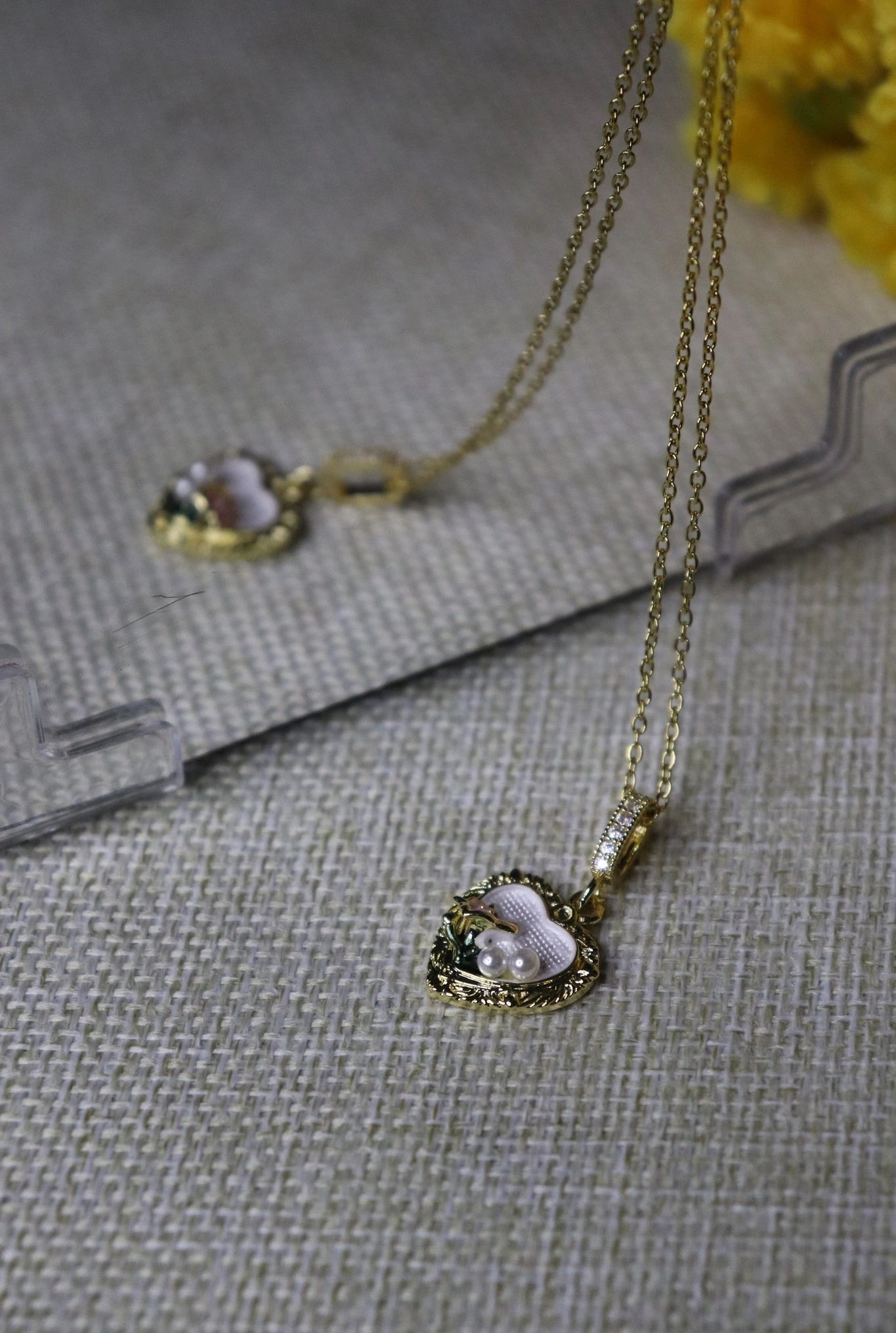 Portre Çiçek Desenli İncili Kolye