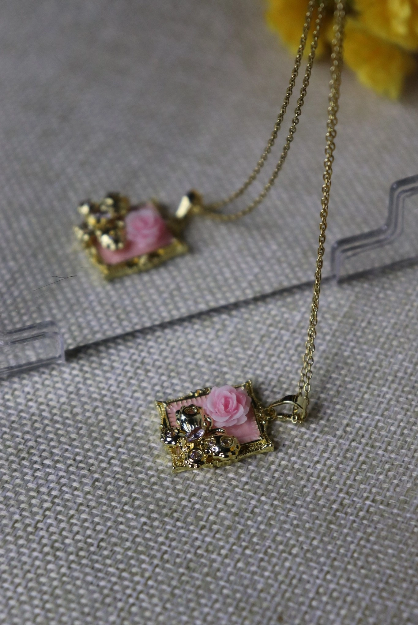 Zircon Taşlı Çerçeveli Gül Kabartmalı Kelebek İşlemeli Pembe Kolye