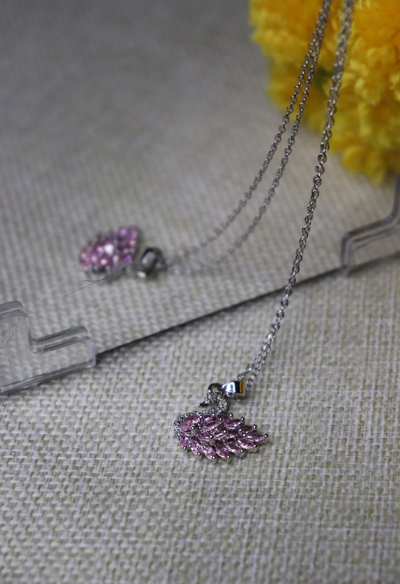 Kristal Taşlı Çelik Kuğulu Kolye