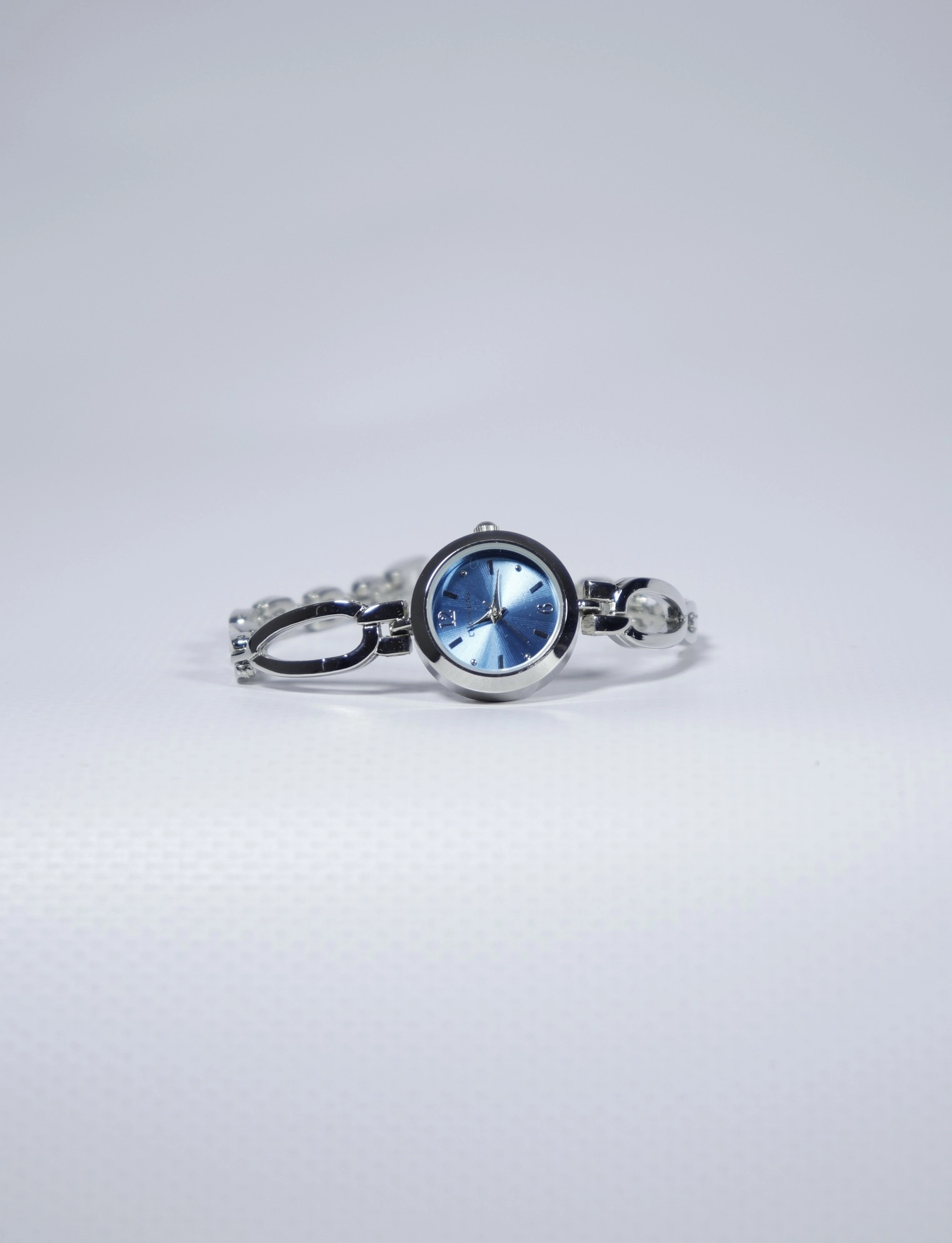 Azure Elegance Kadın Çelik Saat – Mavi Kadran & Şık Tasarım