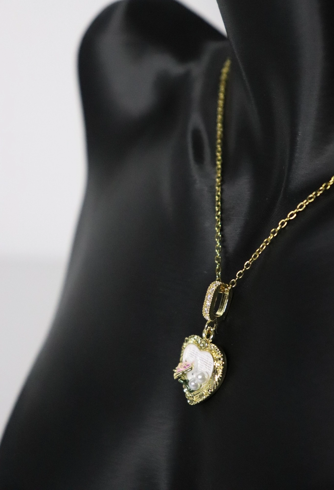 Portre Çiçek Desenli İncili Kolye