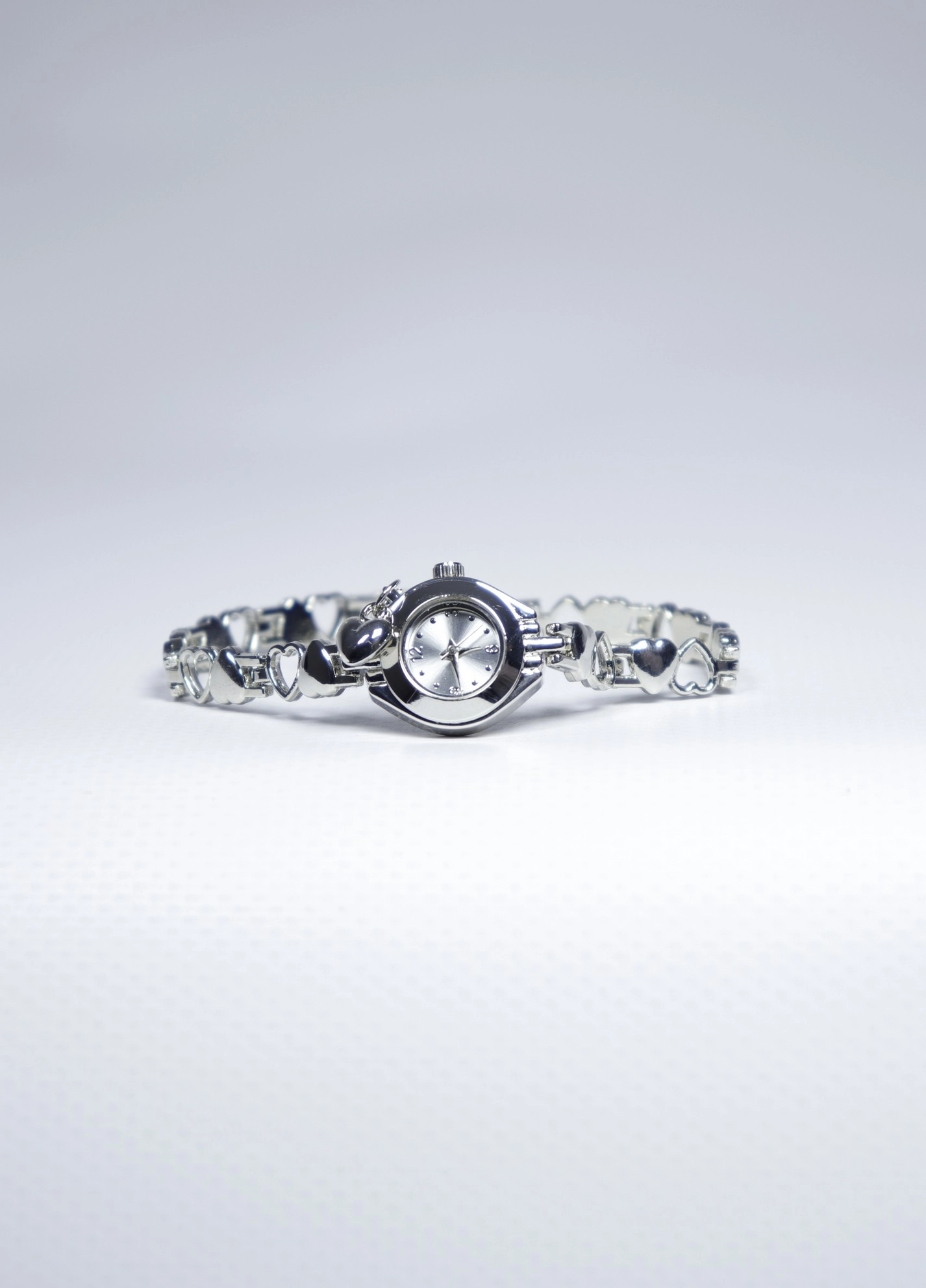 Silver Heartbeat Kadın Saat – Kalp Detaylı & Zarif Tasarım