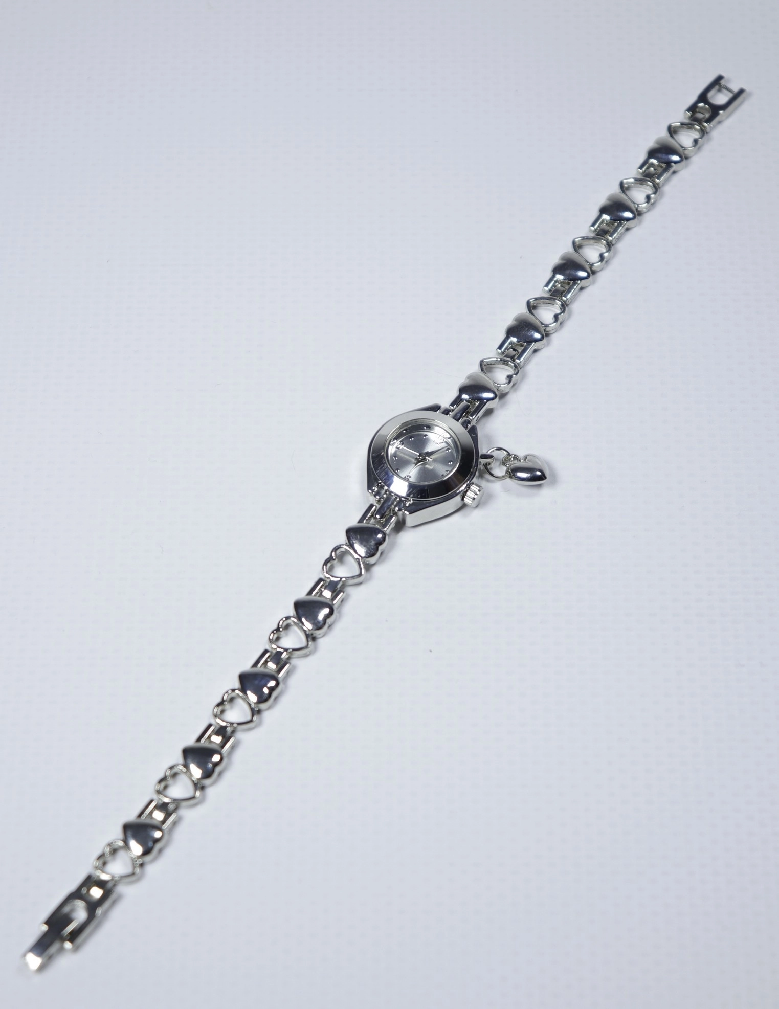 Silver Heartbeat Kadın Saat – Kalp Detaylı & Zarif Tasarım