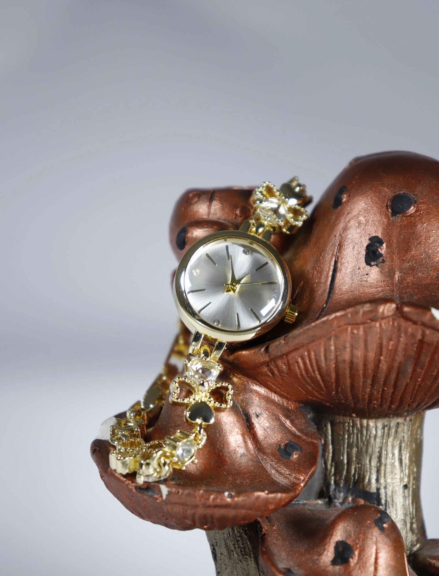 Golden Butterfly Kadın Saat – Kelebek ve Taş Detaylı