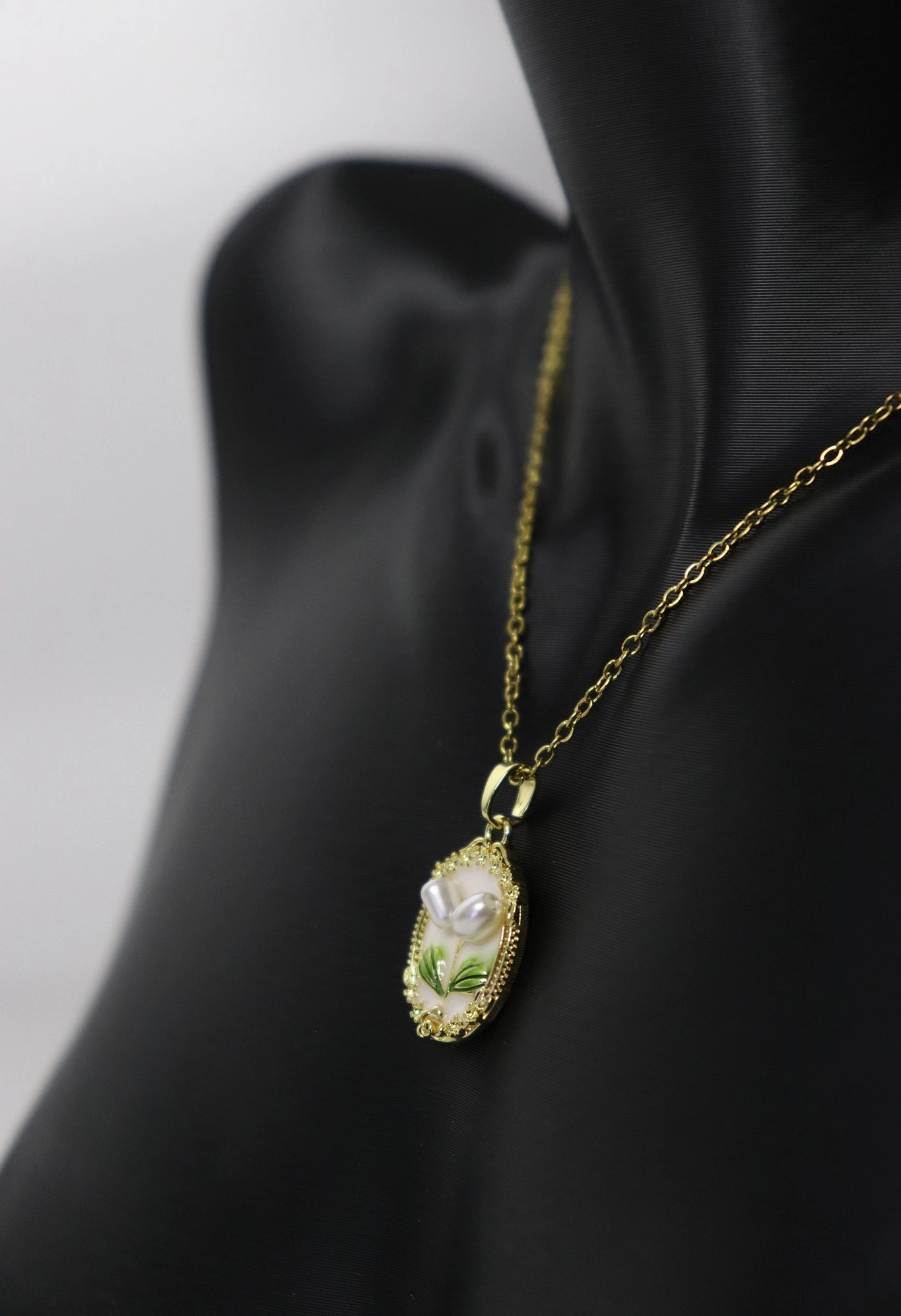 Gold Zincir İncili Beyaz Zemin Çiçek Tasarım Madalyon Çelik Kolye