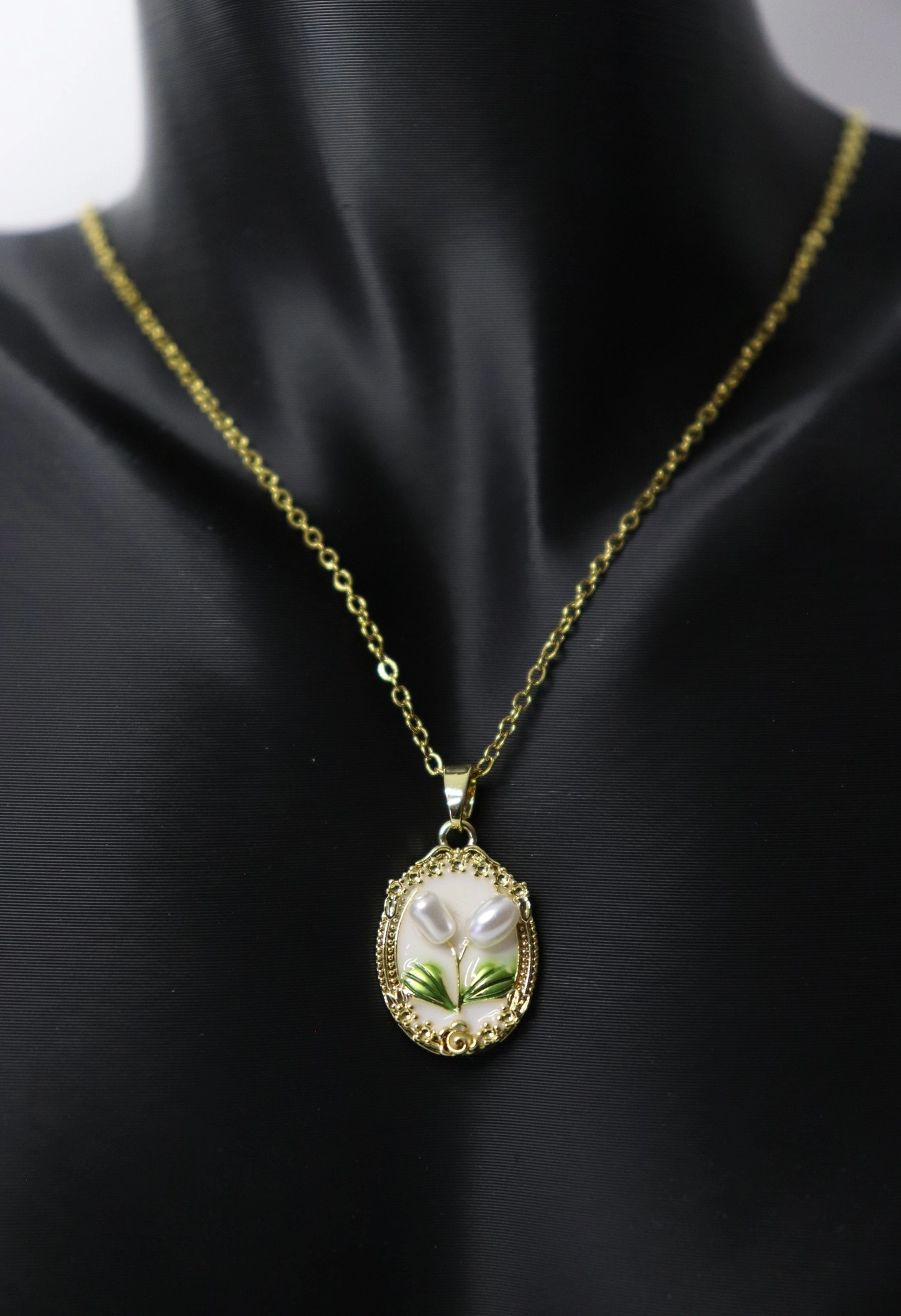 Gold Zincir İncili Beyaz Zemin Çiçek Tasarım Madalyon Çelik Kolye