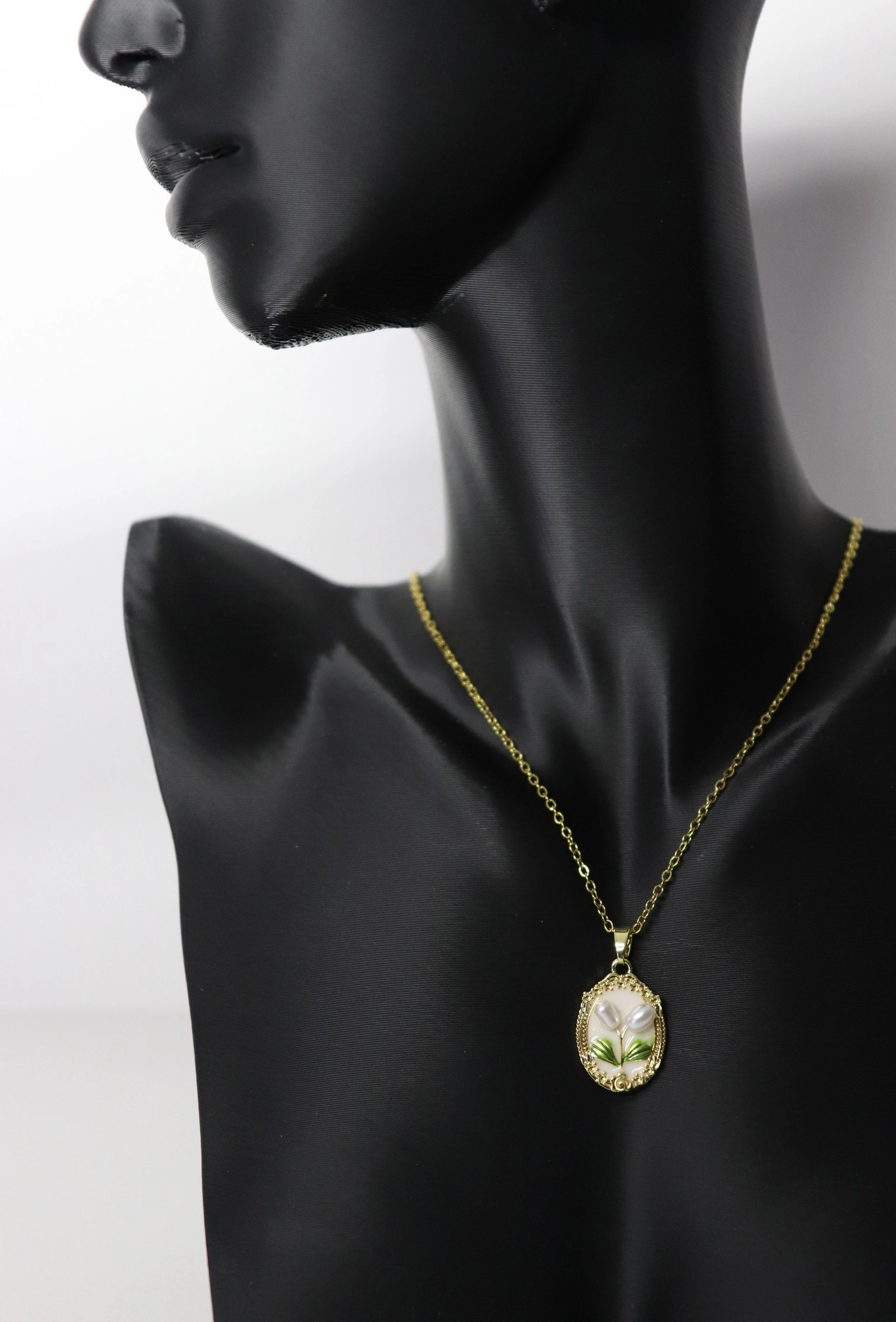 Gold Zincir İncili Beyaz Zemin Çiçek Tasarım Madalyon Çelik Kolye