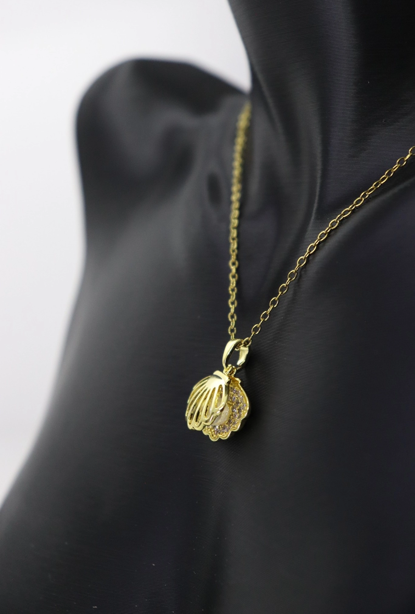 İçi İncili Zirkon İstiridye Çelik Kolye