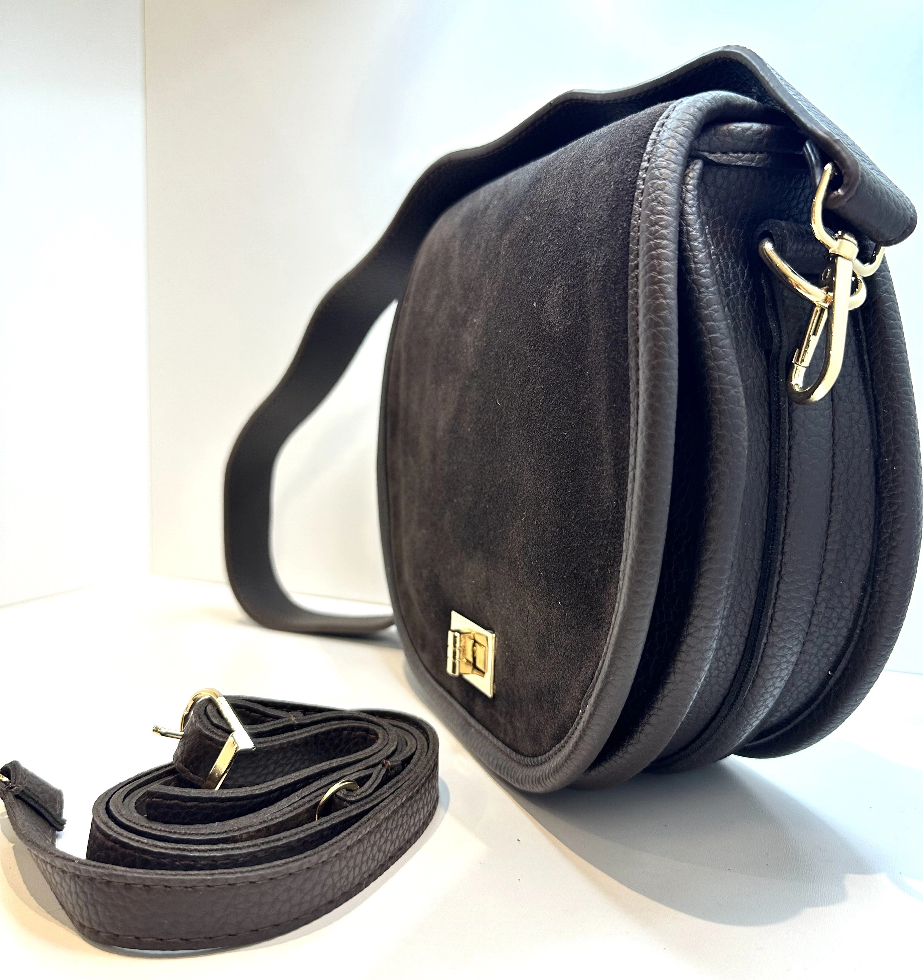 Hakiki Süet Deri Kapaklı Kadın Çapraz Omuz Çantası