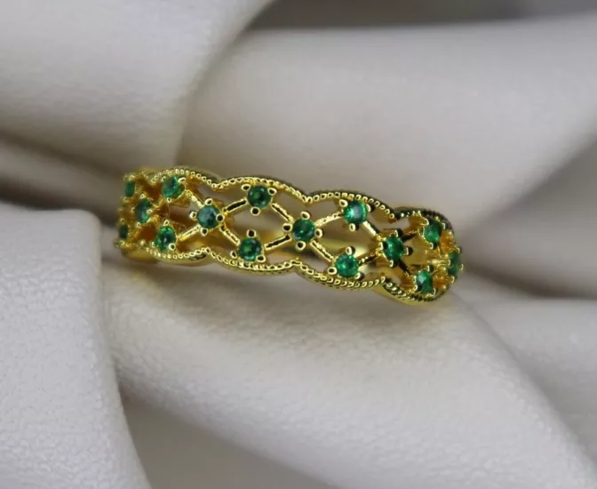 Zümrüt Işıltısı – Altın Kaplama Yeşil Taşlı Yüzük