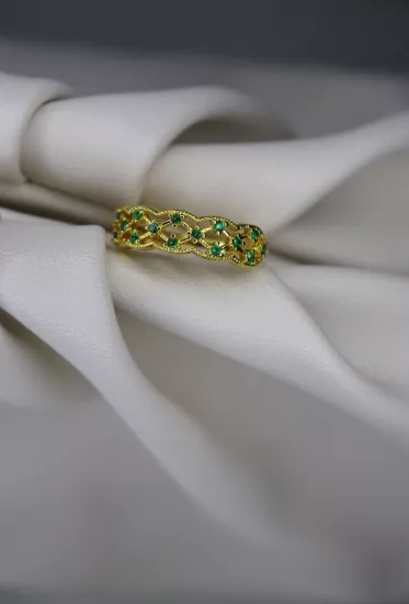 Zümrüt Işıltısı – Altın Kaplama Yeşil Taşlı Yüzük