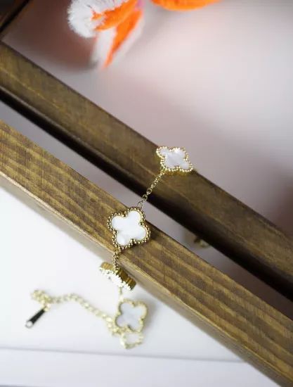 Beyaz Mine Dört Yapraklı Bileklik – Şık Kadın Takı