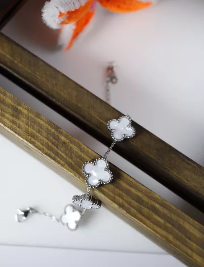 Beyaz Mine Dört Yapraklı Bileklik – Şık Kadın Takı