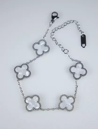 Beyaz Mine Dört Yapraklı Bileklik – Şık Kadın Takı