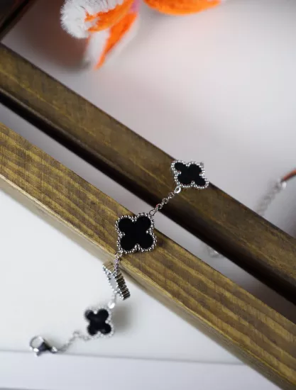 Siyah Mine Dört Yapraklı Bileklik – Şık Kadın Takı