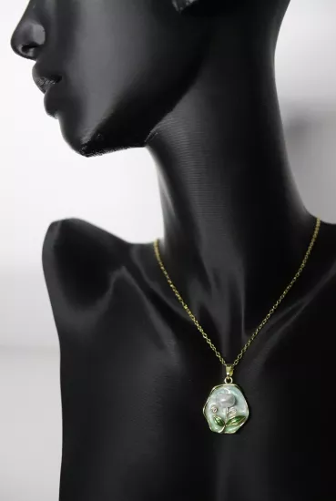 Gold Zincir İncili Yeşil Zemin Çiçek Tasarım Madalyon Çelik Kolye