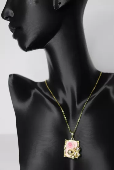 Zircon Taşlı Çerçeveli Gül Kabartmalı Kelebek İşlemeli Pembe Kolye