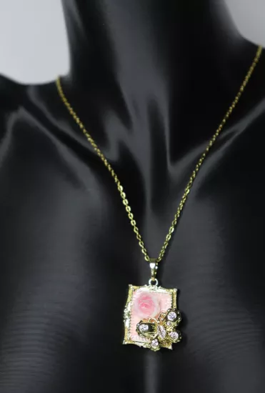 Zircon Taşlı Çerçeveli Gül Kabartmalı Kelebek İşlemeli Pembe Kolye