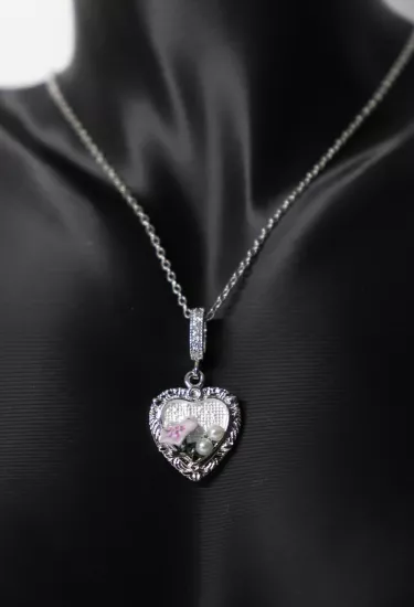 Portre Çiçek Desenli Gümüş İncili Çelik Kolye