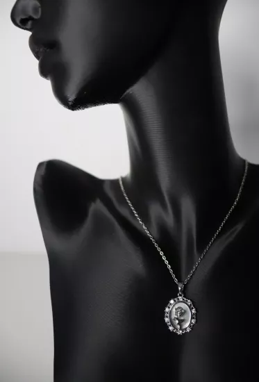 Gümüş Renk Vintage Gül Beyaz Zemin Tasarım Kolye