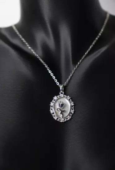 Gümüş Renk Vintage Gül Beyaz Zemin Tasarım Kolye