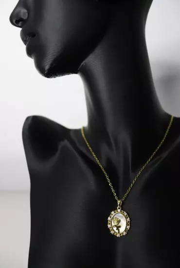 Gold Renk Vintage Gül Beyaz Zemin Taşlı Tasarım Kolye