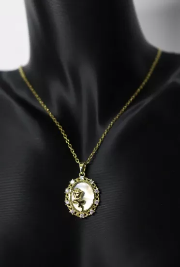 Gold Renk Vintage Gül Beyaz Zemin Taşlı Tasarım Kolye