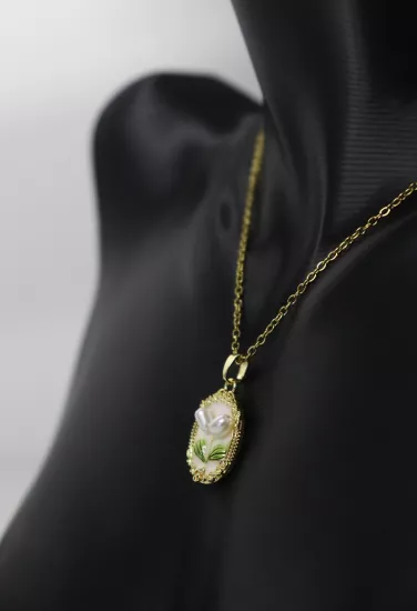 Gold Zincir İncili Beyaz Zemin Çiçek Tasarım Madalyon Çelik Kolye