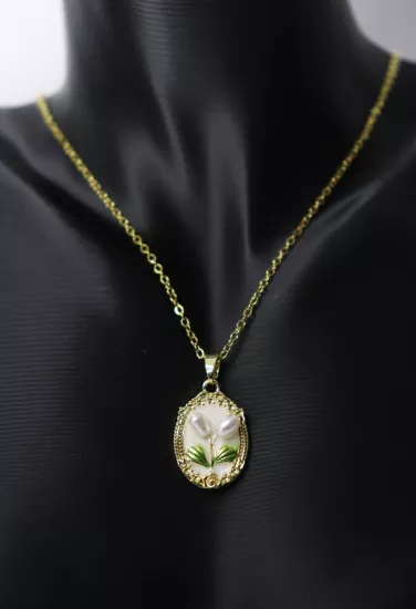 Gold Zincir İncili Beyaz Zemin Çiçek Tasarım Madalyon Çelik Kolye